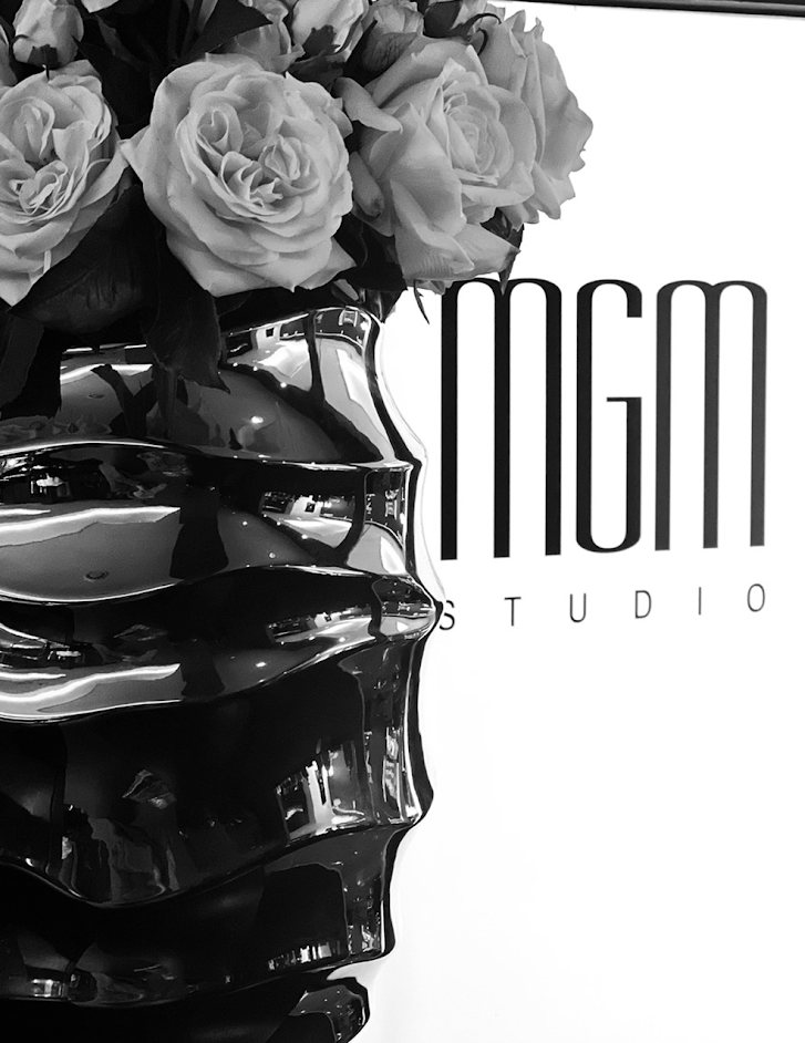 Rosen in verchromter Vase vor dem MGM-Studio-Schriftzug