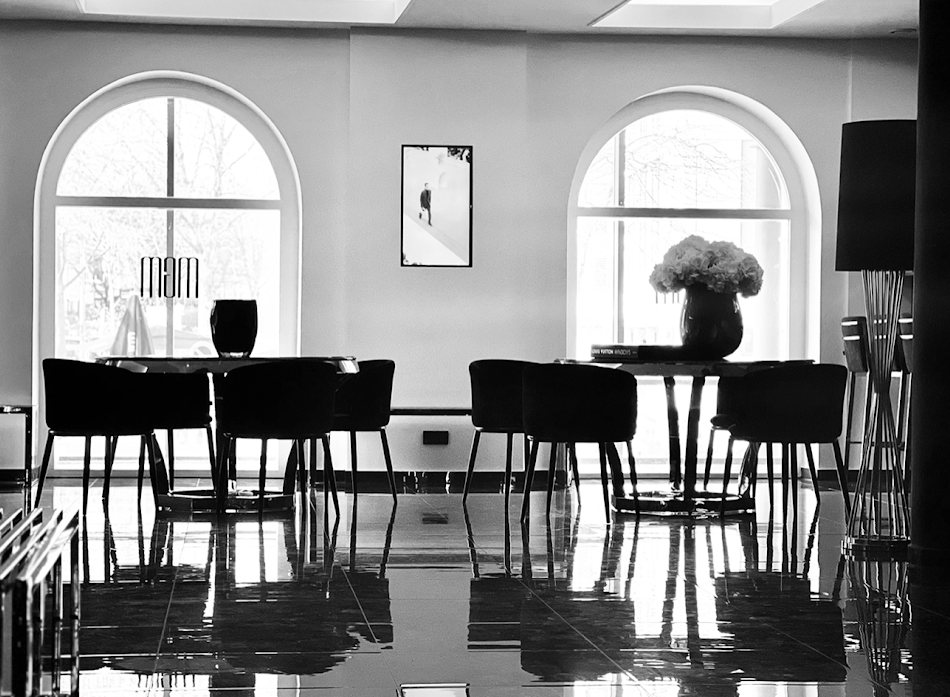 Lounge im Gegenlicht mit Rundbogenfenstern
