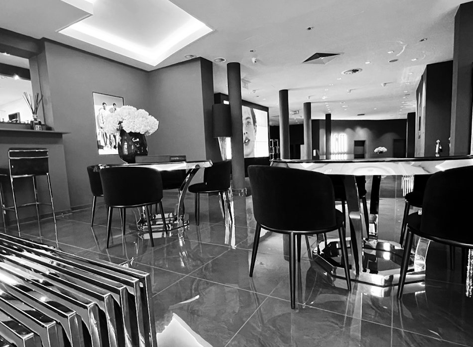 Lounge mit Spiegelboden und Säulen
