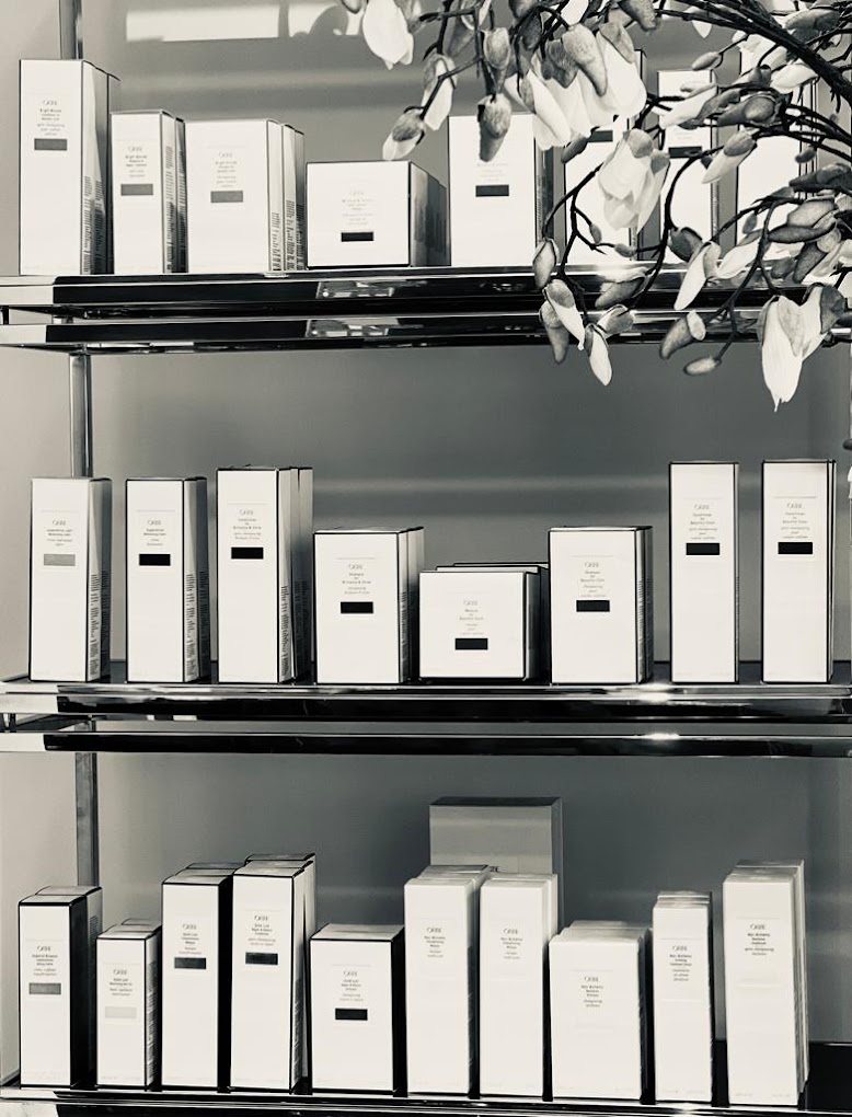 Oribe-Produkte im Regal des Studios
